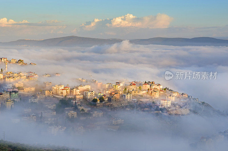 以色列拿撒勒的圣经村庄加利利的迦拿(Kafr Kanna)在晨雾中